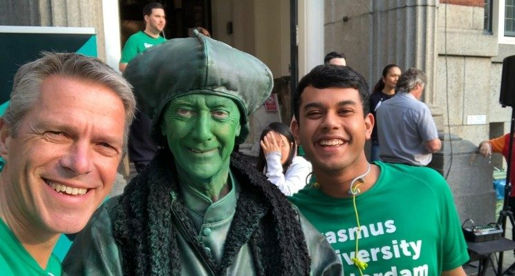 Deelnemers Erasmus Charity Run samen met een levend standbeeld van Desiderius Erasmus