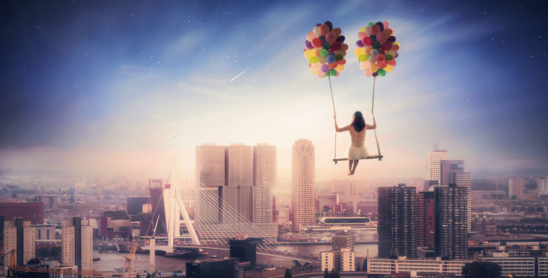 (UN)REAL Science Gallery Rotterdam - Meisje zweeft aan ballonnen boven Rotterdam